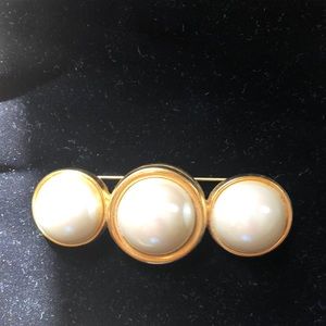 Brooch with faux pearls and gold tone